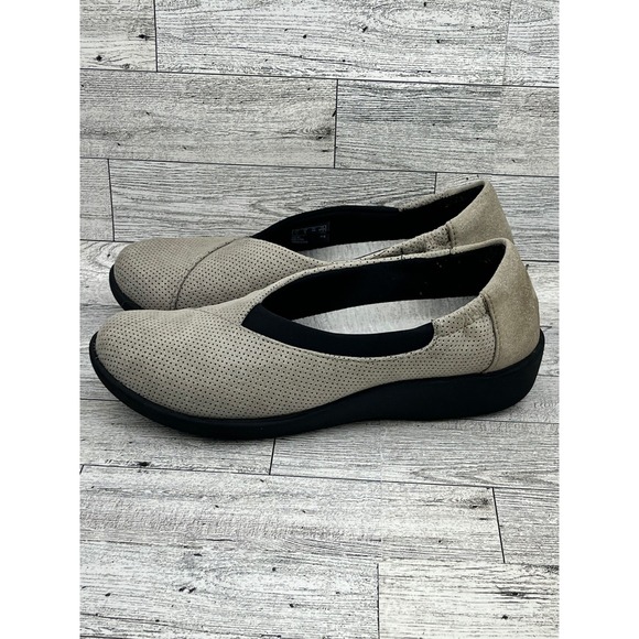 Clarks Cloudsteppers Beige Perforated Slip On Flats Women's Size 6 Comfort Shoes - Picture 5 of 10